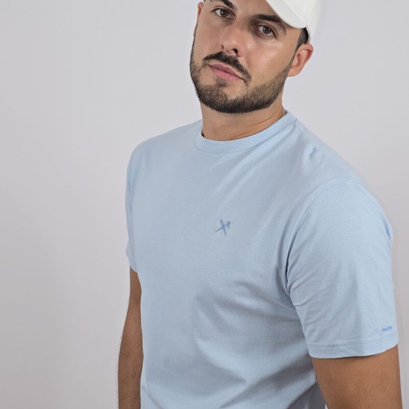 Camiseta básica azul celeste agujastriángulos
