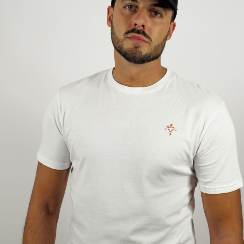 Camiseta básica blanca agujas triangulos