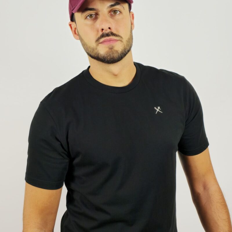 Camiseta básica negra agujas triángulos